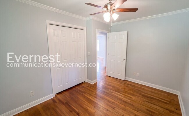 Building Photo - 2 Bed/1 Bath Home with Garage / Available Now!