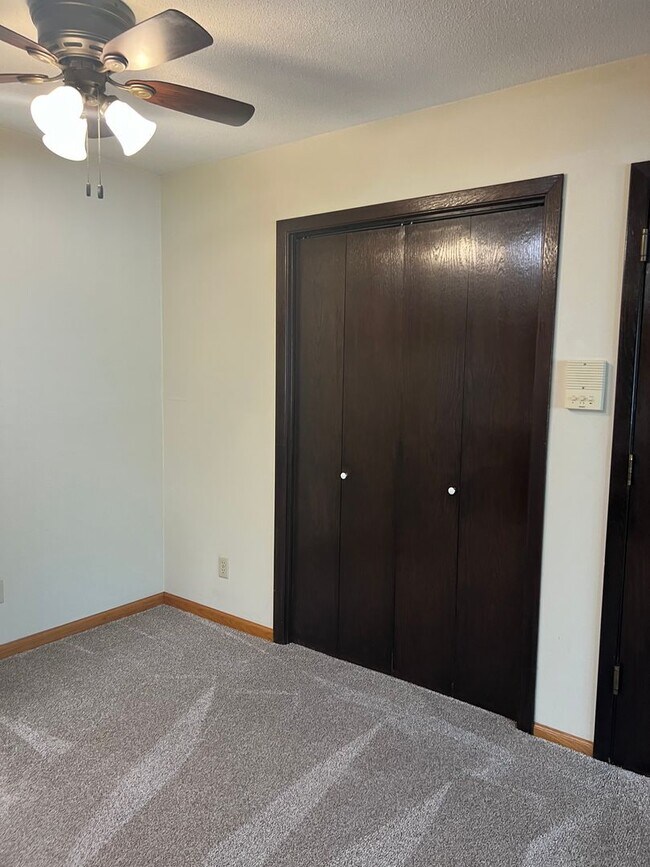 Building Photo - Tudor 3205