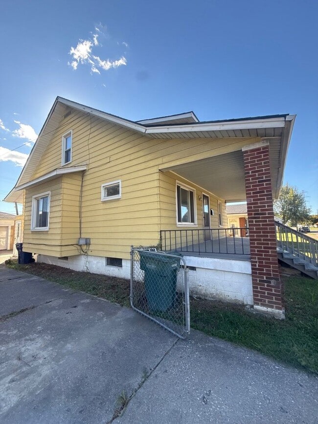 Building Photo - 4 Bedroom 2 Bath Home in Lincoln Park