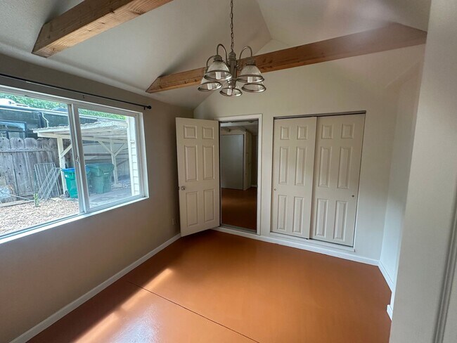 Building Photo - 2 BR w/ Bonus Room/Office