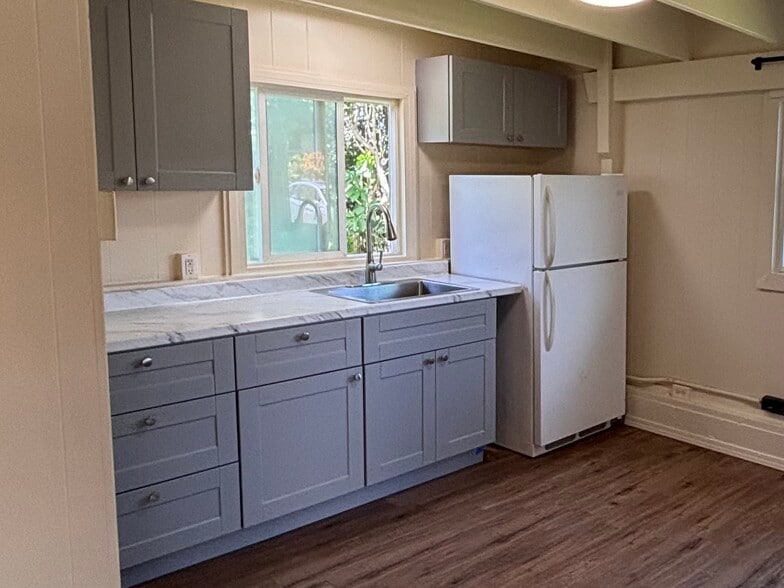 Range & Oven in unit/opposite wall - 2842 Old Haleakala Hwy