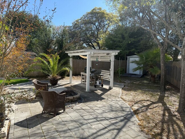 Building Photo - Stunning Updated 3 Bedroom in Fort Walton Beach!