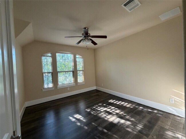 Building Photo - 5449 Diamante Dr