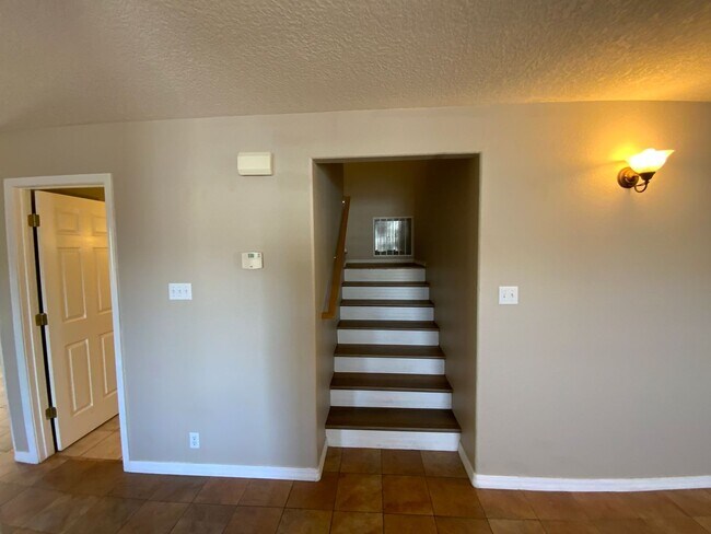 Building Photo - 4 Bedroom Home Available Near Golf Course ...