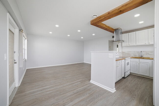 Building Photo - 32 Fanshaw A