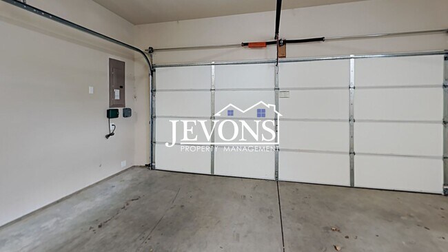 Building Photo - Spacious home with fully equipped kitchen and 2-car garage near Stewart Park