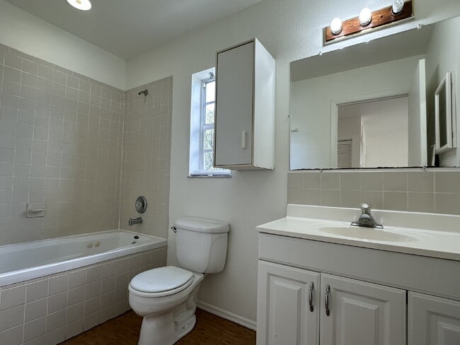 Building Photo - "Cozy 700 Sq Ft Studio with Full Bath in V...