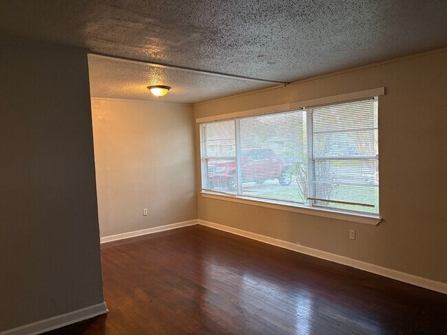 Building Photo - 5818 Glenhurst Dr