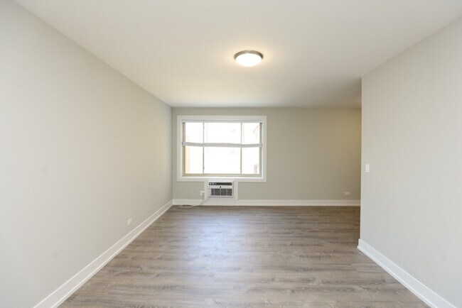 Building Photo - 533 W Surf St