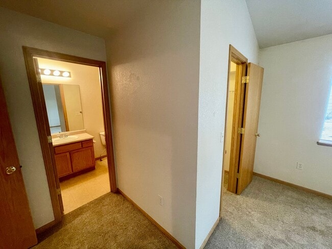Building Photo - 2 Bed, 2 Bath Condo Near CSU!
