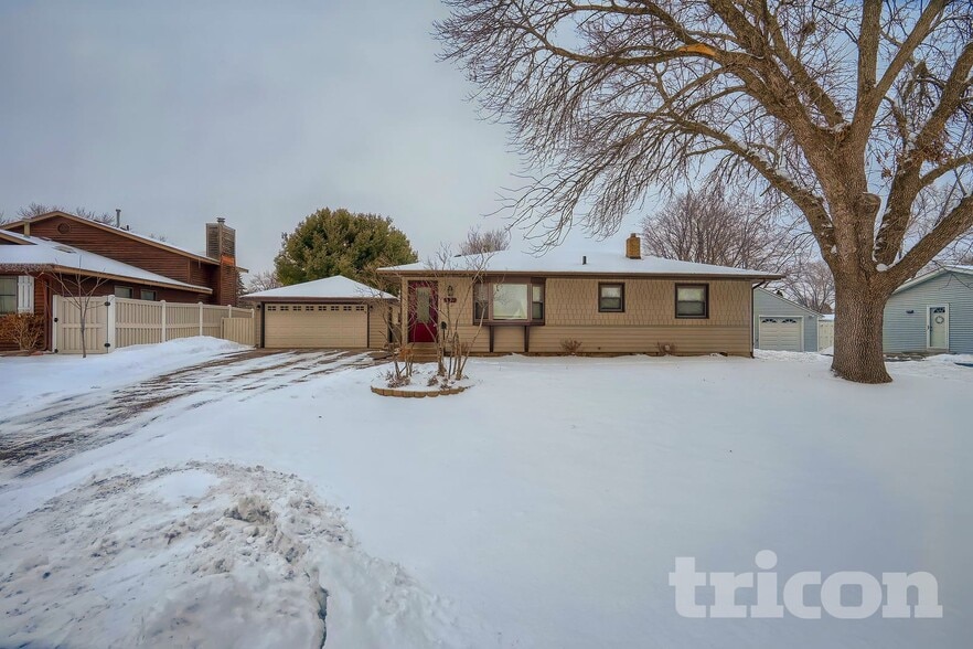 Building Photo - 3363 69th St E