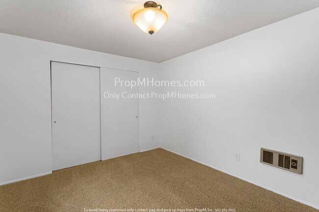 Building Photo - Cozy Two-Bedroom in Gresham - New Washer/D...