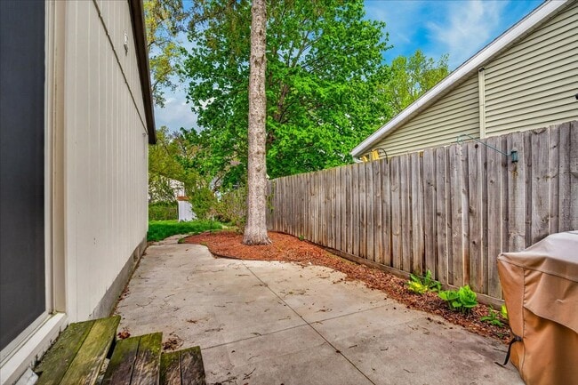 Building Photo - 1806 Golden Oak Ln