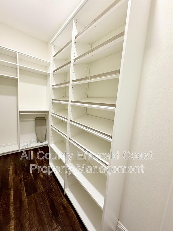 Building Photo - 722 Kelly St