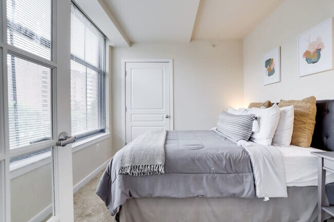 Building Photo - 550 14th St S