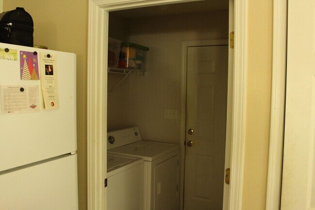 Building Photo - 4 Bedroom in Waterfront Subdivision!