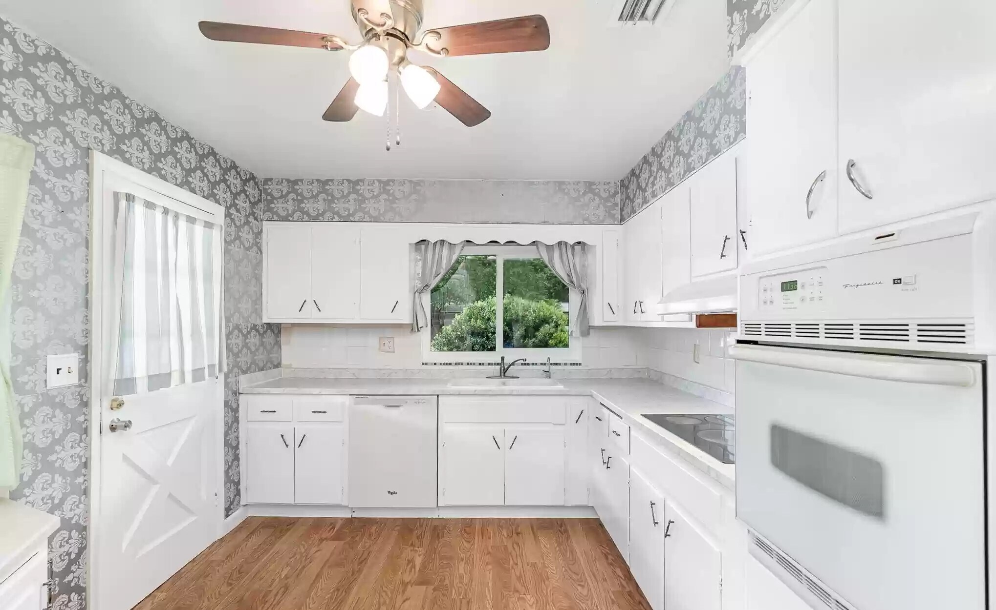 Building Photo - 282 W Laila Dr