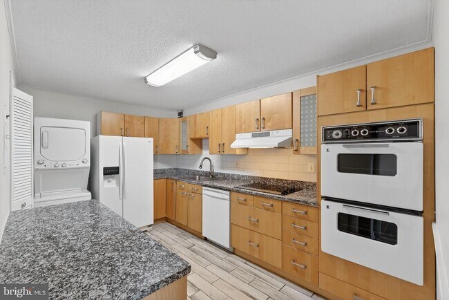 Building Photo - 307 Yoakum Pkwy