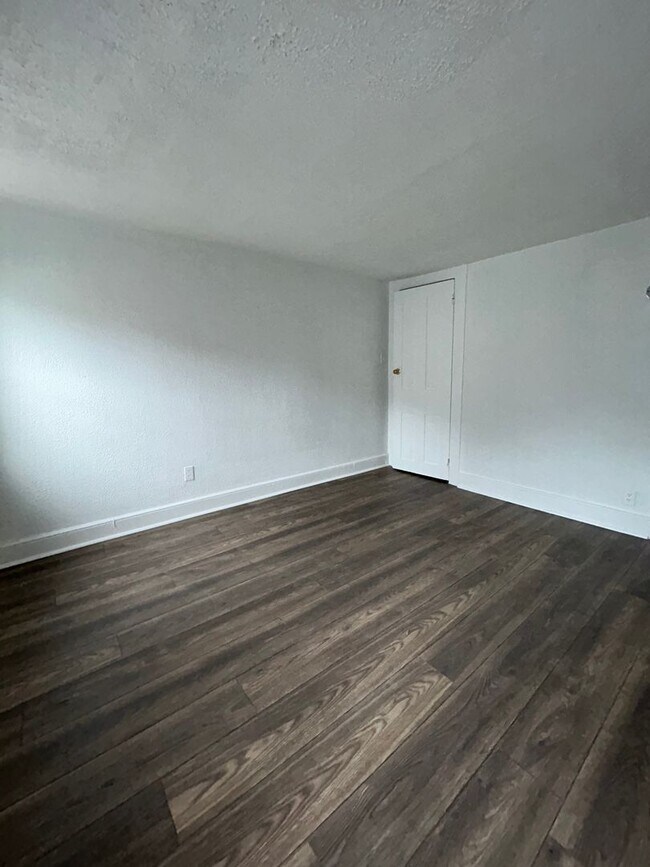 Building Photo - Schedule a showing NOW!