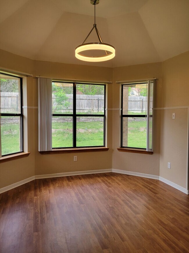 Building Photo - 3bd/2ba house close to major shopping, restaurants, and Ft. Hood!