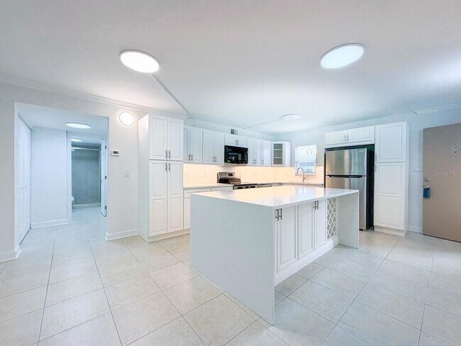 Building Photo - 7625 Sun Island Dr S