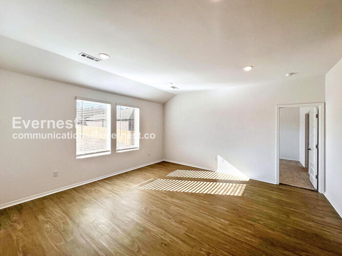 Building Photo - 104 E Sunbelt Ct