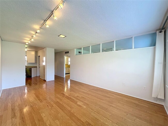 Building Photo - 640 N Park Ave