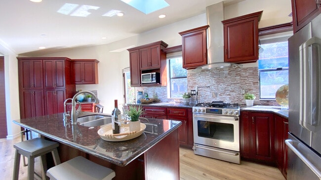 Building Photo - 1614 Pleasant Way