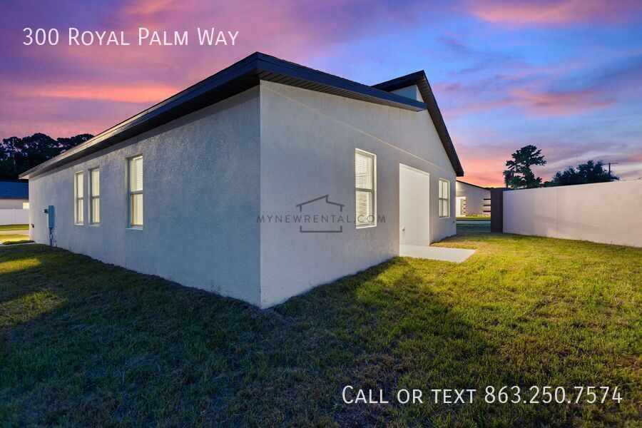 Building Photo - 300 Royal Palm Wy
