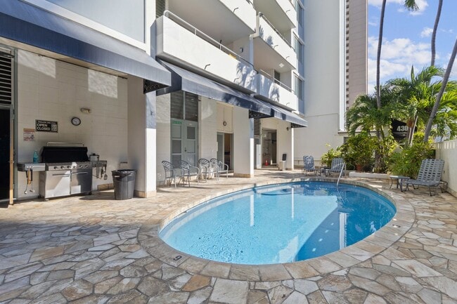 Building Photo - Heart of Waikiki | Kitchen | Free Parking ...