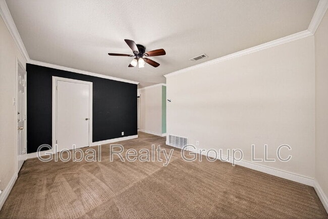 Building Photo - 517 Oak Dr