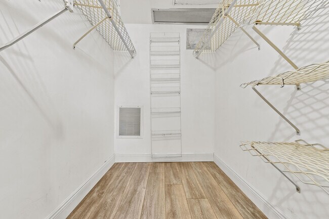 Building Photo - 2770 Garden Dr S
