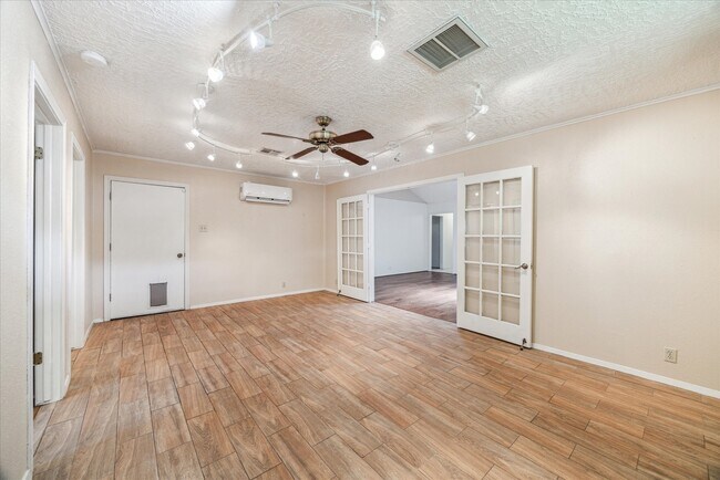 Building Photo - 5359 Little John Ln