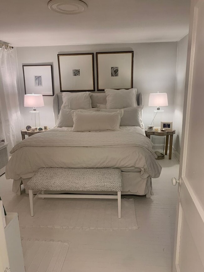Building Photo - Introducing a charming 3-bedroom, 2-bathroom townhouse located in the heart of Shadyside