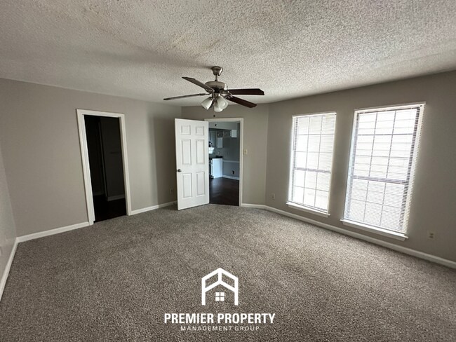Building Photo - Beautiful 3BR/2BA Near Southwind | Soaring Vaulted Ceilings, Fireplace & Quiet Cove