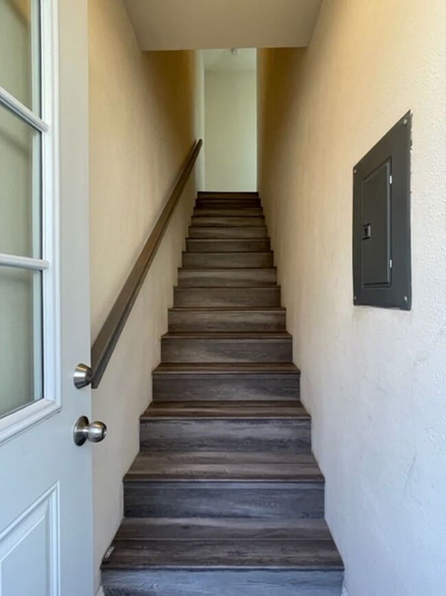 Building Photo - Newer Carriage Unit