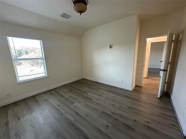 Building Photo - 5703 Saragosa Dr