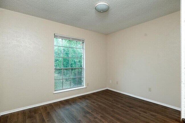 Building Photo - 10419 Firethorn Ln