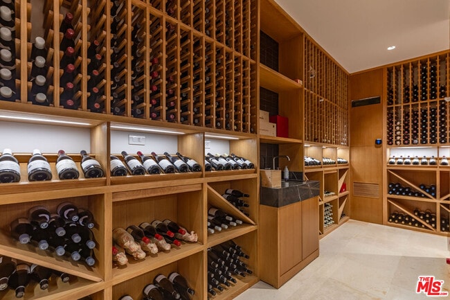 Building Photo - 618 N Beverly Dr