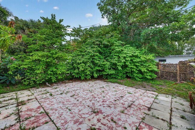 Building Photo - 841 SW 18th Ct