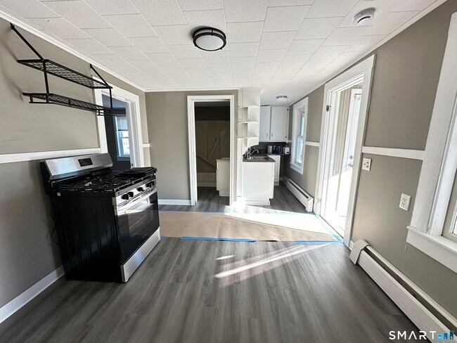 Building Photo - 40 Oak St