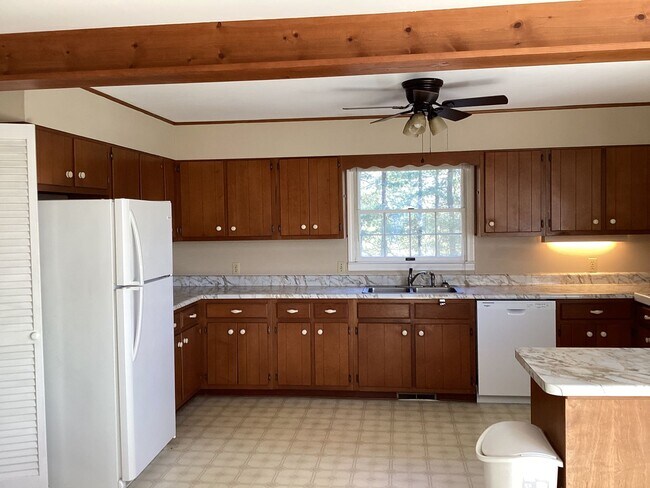 Building Photo - Beautiful Brick Ranch in Desirable Golf Course Community