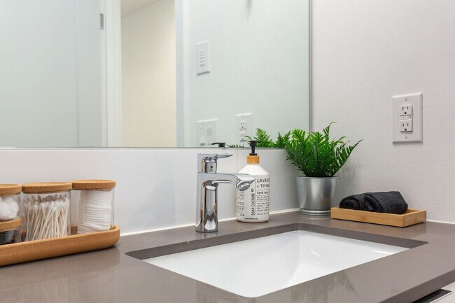 Building Photo - 628 10th Ave E