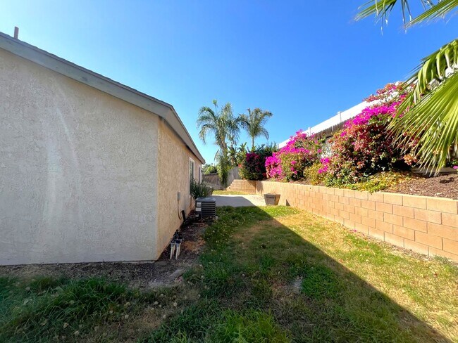 Building Photo - 3 bed, 2 bath located in Riverside!