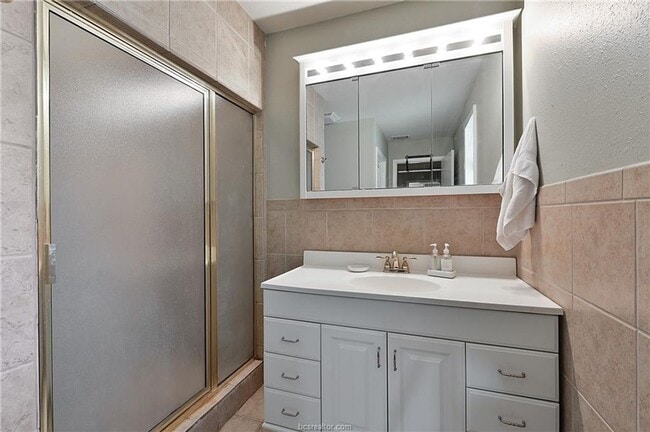 Building Photo - AUGUST PRE-LEASE!! 4 bed, 3 bath house on ...