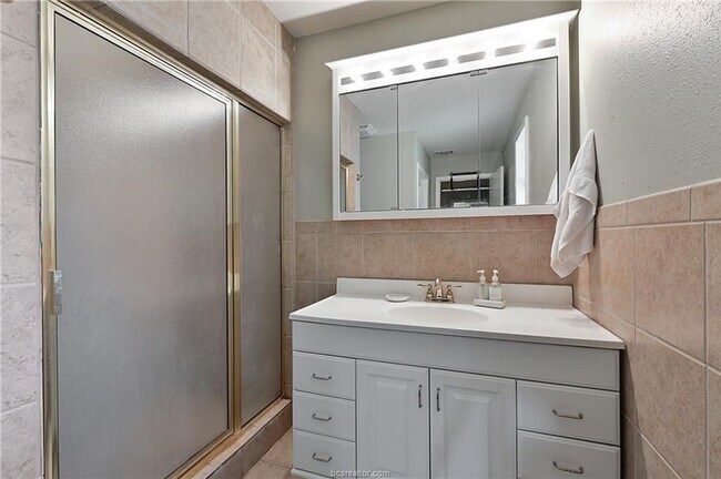 Building Photo - AUGUST PRE-LEASE!! 4 bed, 3 bath house on HUGE lot walking distance to Texas A&M!