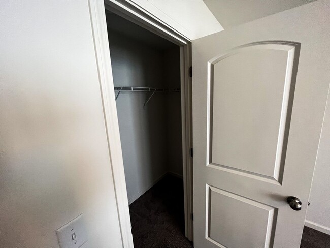 Building Photo - Beautiful 3 bedroom, 2 1/2 bathroom home i...