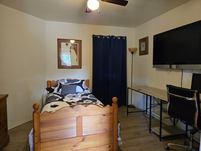 Building Photo - Furnished Four Bedroom Home With Sierra Bl...