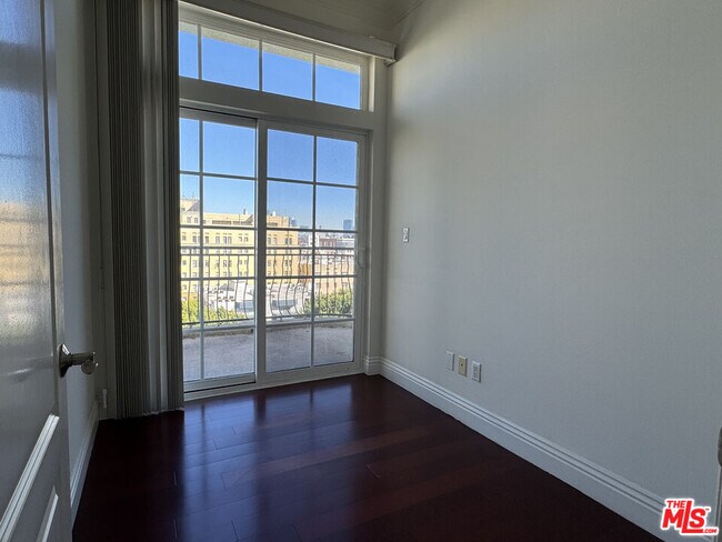 Building Photo - 700 S Ardmore Ave