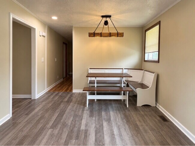 Building Photo - "Charming 3-Bed Home in Clarksville – Cozy Living with 1.5 Baths at 512 Appleton!"
